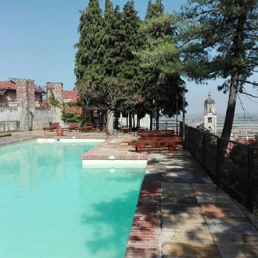فندق Castello Rosso Costigliole Saluzzo المظهر الخارجي الصورة